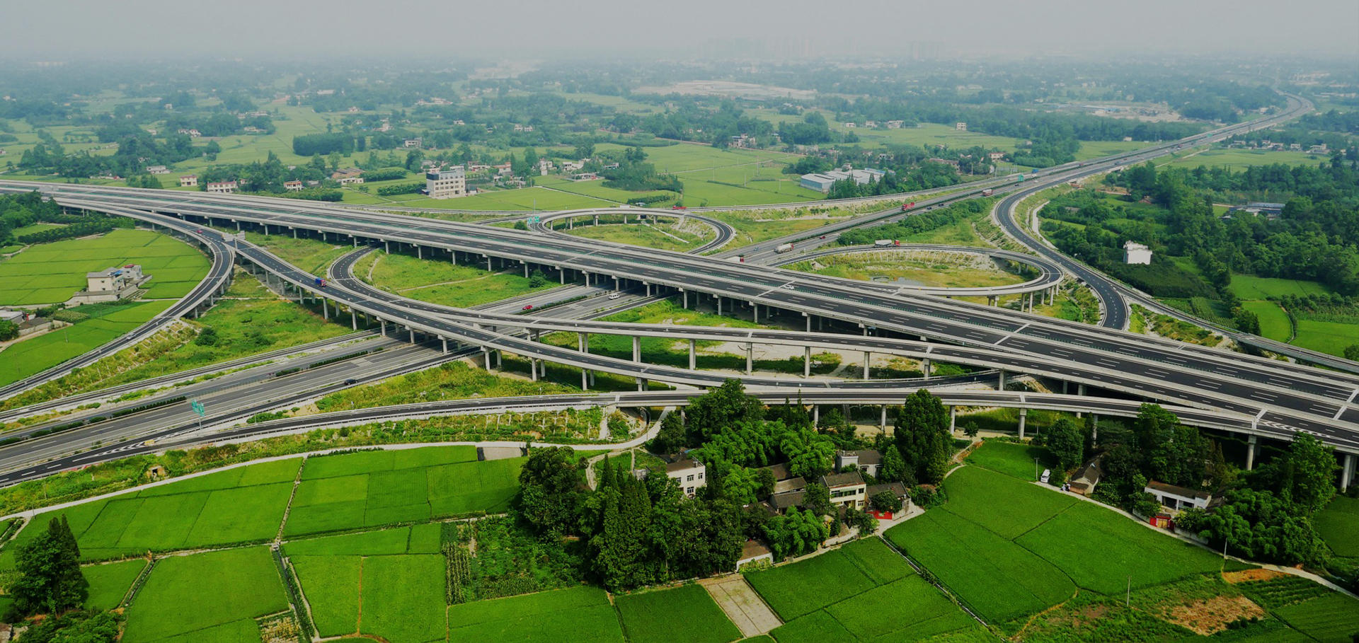 以百年基業為夢，以群策之力鑄帆，建一項工程，豎一座豐碑